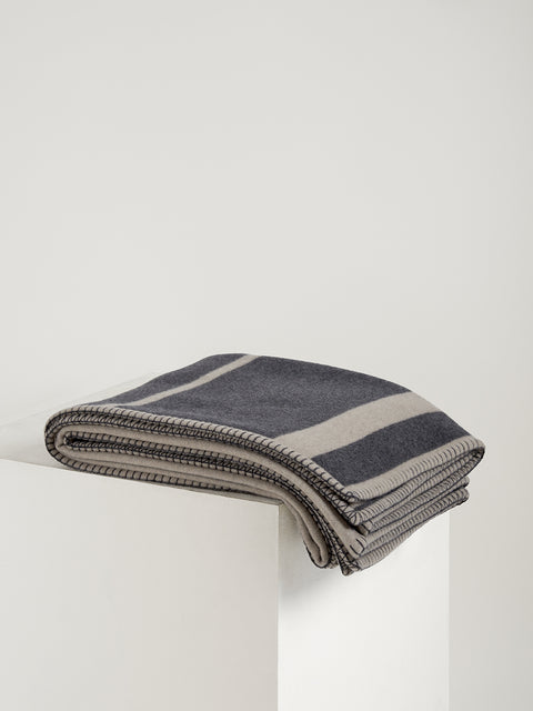 LC2 | carnico gray / almond